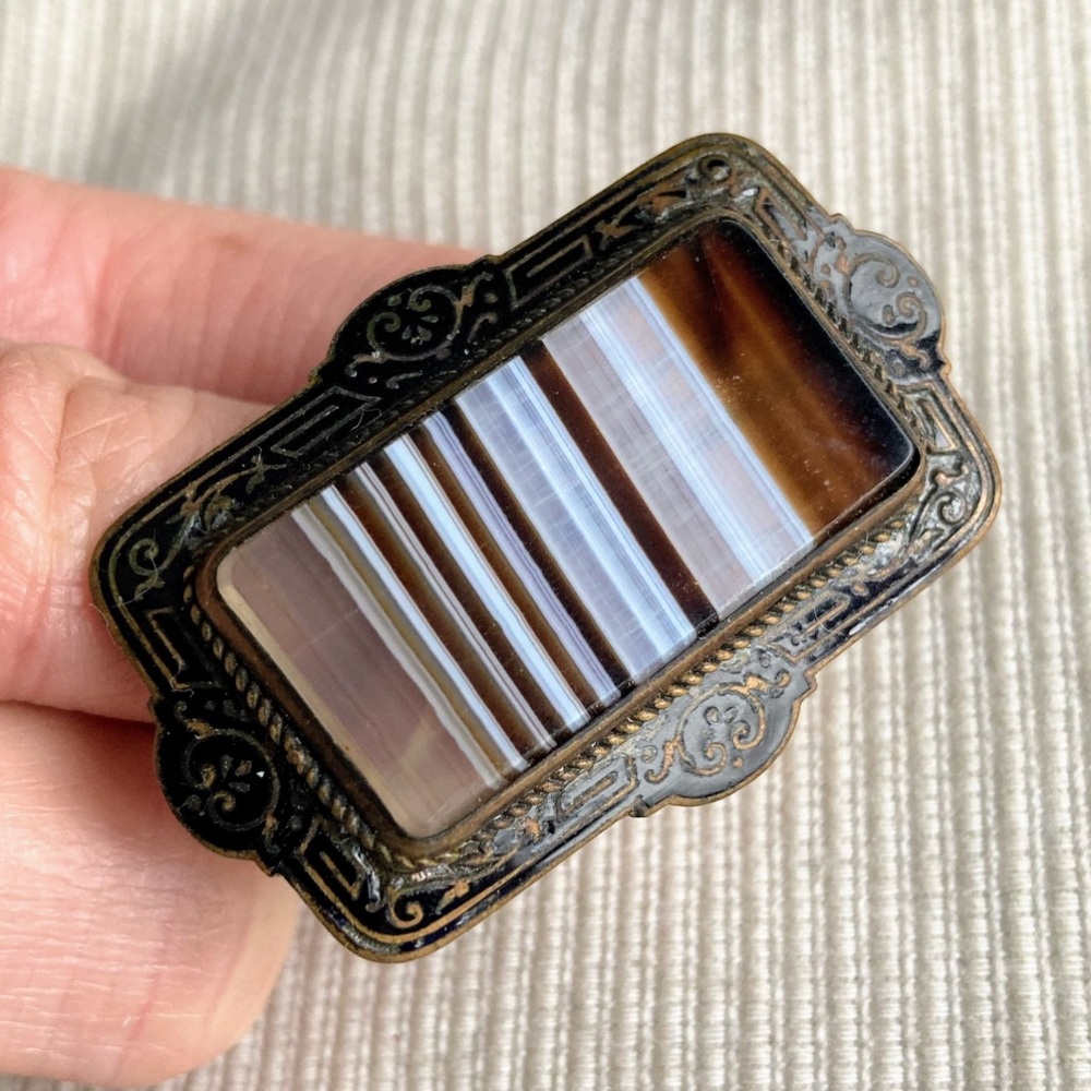 Antique Victorian Biedermeier Brooch with Striped Agate and Meander Pattern - Picture 9 of 16